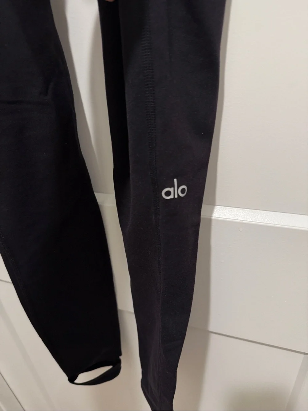 ALO Yoga Coast  Black Leggings with Mesh Knee Cutouts
